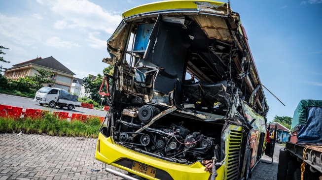Kondisi bangkai bus PO Cahaya Trans bernomor polisi B 7201 IV pascakecelakaan terparkir di kawasan Gerbang Tol Muktiharjo, Semarang, Jawa Tengah, Senin (22/12/2025). [ANTARA FOTO/Aprillio Akbar/foc]