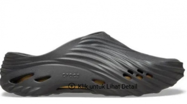 Sandal Crocs. [Foot Locker]