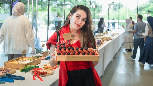 Hesti Purwadinata sukses menggelar Picnic Series 2025 di Jakarta, di mana tiket yang tersedia langsung ludes terjual. Sejumlah selebriti seperti Ayu Ting Ting dan Marion Jola juga tampak hadir di acara tersebut. [Instagram]