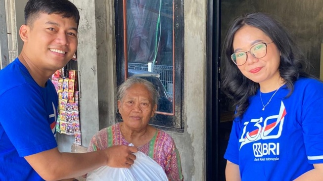 PT Bank Rakyat Indonesia (Persero) Tbk Kantor Cabang Ahmad Yani Semarang turut merayakan Hari Ulang Tahun (HUT) BRI yang ke-130 dengan melakukan bakti sosial. [Dok BRI]
