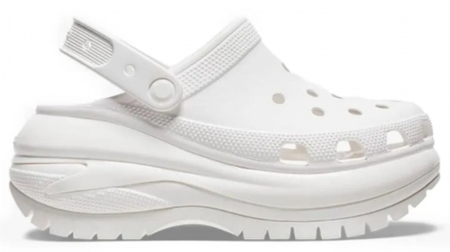 Sandal Crocs. [Foot Locker]