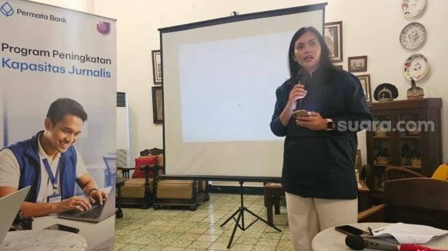 Division Head Sustainability Permata Bank, Harfelia Desti dalam temu dengan wartawan di Jakarta, Senin (22/12/2025). [Suara.com/Rina]