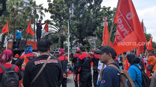 Demo di Balai Kota, Buruh Jakarta Tagih Janji 'Manusiakan Pekerja' Lewat UMP Rp5,8 Juta
