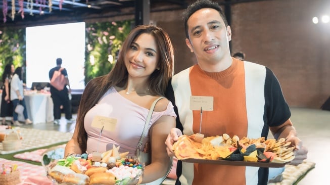 Hesti Purwadinata sukses menggelar Picnic Series 2025 di Jakarta, di mana tiket yang tersedia langsung ludes terjual. Sejumlah selebriti seperti Ayu Ting Ting dan Marion Jola juga tampak hadir di acara tersebut. [Instagram]
