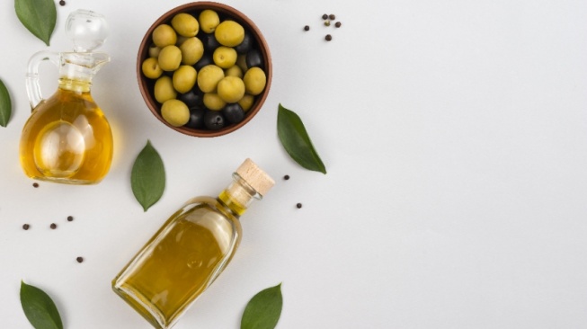 5 Rekomendasi Olive Oil untuk Basic Skincare Malam, Kulit Glowing saat Bangun Tidur