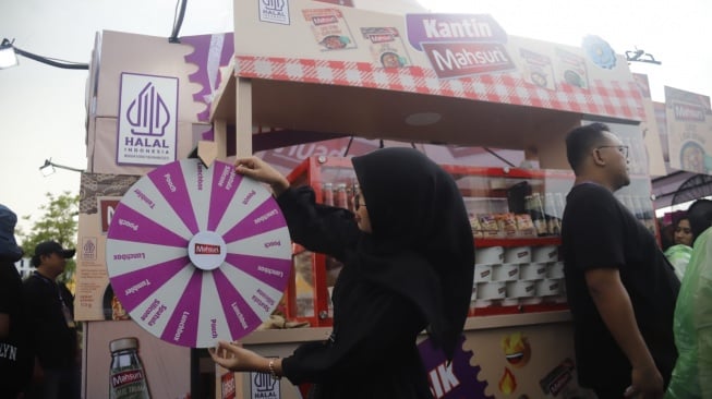 Ilustrasi permainan spin the wheel yang diberikan oleh Mahsuri di Konser Kerlap Kerlip Festival 2025. (Suara.com/Alfian)