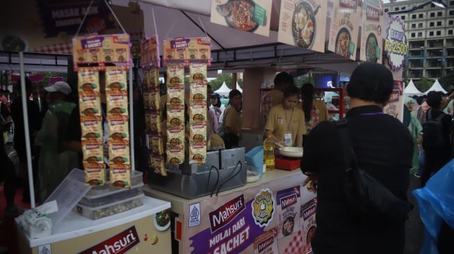 Mahsuri Saus Sachet hadir dalam 4 variant: Mahsuri Kecap Manis Gurih Serbaguna, Saus Tiram, Saus Lada Hitam, dan Saus Asam Manis. (Suara.com/Alfian)