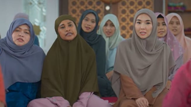 Cerita Film Modual Nekad: Gisel Berhijab dan Rujuk dengan Gading Marten