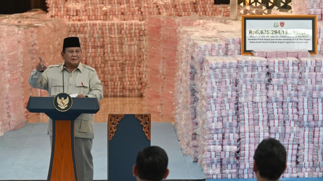 Presiden Prabowo Subianto menyampaikan pidato dalam seremoni penyerahan uang hasil penagihan denda administratif kehutanan dan penyelamatan keuangan negara dari hasil tindak pidana korupsi di kompleks Kejaksaan Agung, Jakarta, Rabu (24/12/2025). [ANTARA FOTO/Aditya Pradana Putra/sgd]