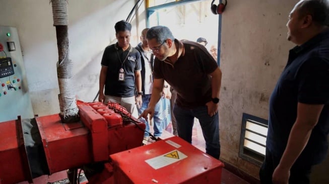 Direktur Strategic Business Development & Portfolio Telkom, Seno Soemadji memantau infrastruktur, TelkomGroup, Selasa (23/12/2025). [Telkom] 