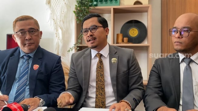 Tim pengacara Erika Carlina dalam konferensi pers di kawasan Kemang, Jakarta Selatan pada Selasa, 23 Desember 2025. [Suara.com/Tiara Rosana]