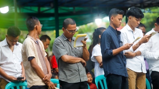 Umat Kristiani melakukan ibadah misa malam Natal di Gereja Tugu, Semper, Jakarta Utara, Selasa (24/12/2025). [Suara.com/Alfian Winanto]