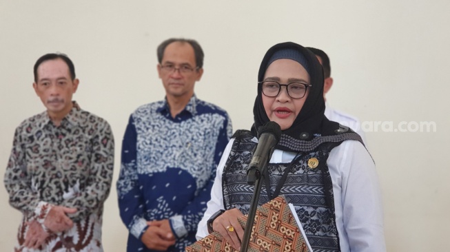 Sekretaris Daerah (Sekda) DIY Ni Made Dwipanti Indrayanti saat mengumumkan kenaikan UMP di Kepatihan Yogyakarta, Rabu (24/12/2025). (Suara.com/Hiskia)