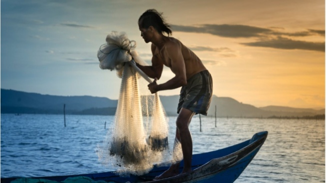 Pasang Surut Hidup Nelayan: Catatan dari Pesisir yang Jarang Didengar