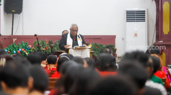 Umat Kristiani melakukan ibadah misa malam Natal di Gereja Tugu, Semper, Jakarta Utara, Selasa (24/12/2025). [Suara.com/Alfian Winanto]