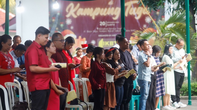 Umat Kristiani melakukan ibadah misa malam Natal di Gereja Tugu, Semper, Jakarta Utara, Selasa (24/12/2025). [Suara.com/Alfian Winanto]