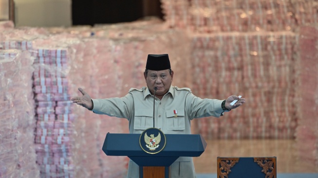 Presiden Prabowo Subianto menyampaikan pidato dalam seremoni penyerahan uang hasil penagihan denda administratif kehutanan dan penyelamatan keuangan negara dari hasil tindak pidana korupsi di kompleks Kejaksaan Agung, Jakarta, Rabu (24/12/2025). [ANTARA FOTO/Aditya Pradana Putra/sgd]