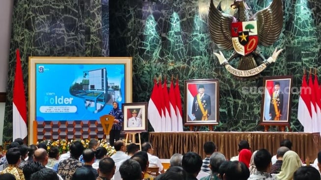 Paparan Kepala Dinas Sumber Daya Air (SDA) Provinsi DKI Jakarta, Ika Agustin Ningrum. di Balai Agung, Balai Kota DKI Jakarta pada Rabu (24/12/2025). (Suara.com/ Dinda Pramesti K)