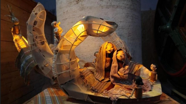 Karya instalasi nativitas berjudul Waving Hope atau Menenun Pengharapan oleh Papermoon Puppet Theatre di Vatikan. (Dok: Istimewa).