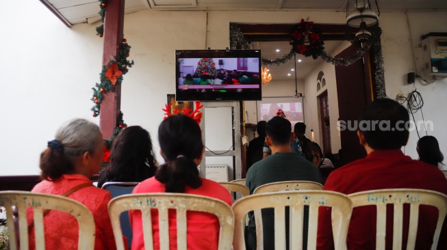 Umat Kristiani melakukan ibadah misa malam Natal di Gereja Tugu, Semper, Jakarta Utara, Selasa (24/12/2025). [Suara.com/Alfian Winanto]