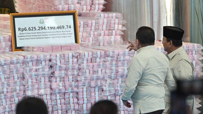 Presiden Prabowo Subianto (kanan) berbincang dengan Jaksa Agung ST Burhanuddin (kiri) sebelum seremoni penyerahan uang hasil penagihan denda administratif kehutanan dan penyelamatan keuangan negara dari hasil tindak pidana korupsi di kompleks Kejaksaan Agung, Jakarta, Rabu (24/12/2025). [ANTARA FOTO/Aditya Pradana Putra/sgd]