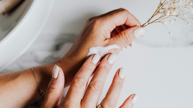 5 Pilihan Body Lotion Untuk Usia 60-an, Buat Kulit Sehat Bercahaya