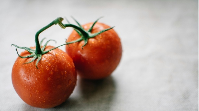 Tomat memiliki sifat astringen yang dapat membantu mengurangi minyak berlebih pada kulit, sehingga membantu mencegah jerawat.