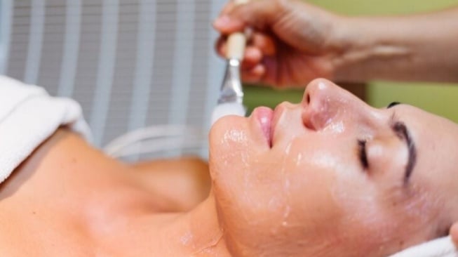 7 Peeling Serum Ampuh untuk Pemula, Kulit Cerah Bebas Kusam Mulai dari Rp20 Ribuan!