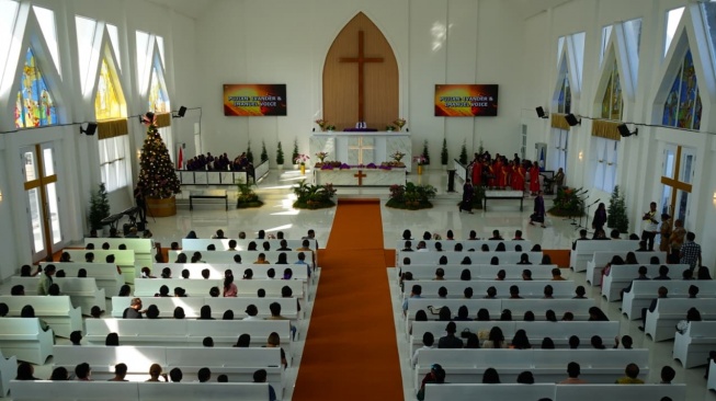Peresmian gedung gereja ditandai dengan penandatanganan prasasti oleh perwakilan pemerintah daerah, pihak gereja, dan NHM (Dok: NHM)