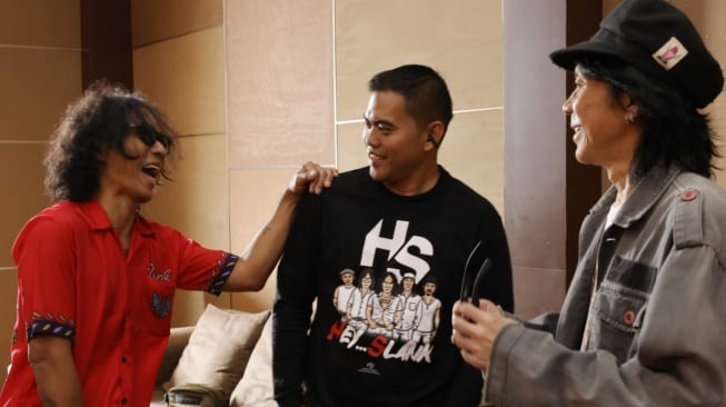 Konser ulta ke-42 Slank yang akan digelar di Pantai Mertasari, Denpasar, Bali, Sabtu (27/12/2025) juga memiliki misi kemanusian, di mana sebagian keuntungan dari konser akan disumbangkan buat bencana di Sumatra dan Aceh. [Instagram]