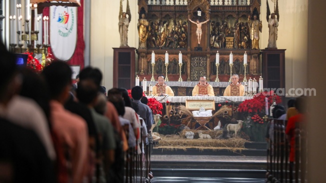Uskup Agung Jakarta Kardinal Ignatius Suharyo menyampaikan pesan saat memimpin pelaksanaan Misa Pontifikal Natal di Gereja Katedral, Jakarta, Kamis (25/12/2025). [Suara.com/Alfian Winanto]