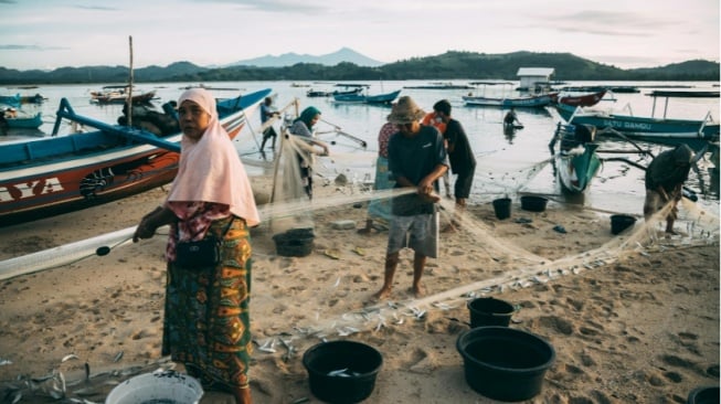 Hidup Selaras dengan Laut: Nilai Ekologis dalam Tradisi dan Praktik Pesisir