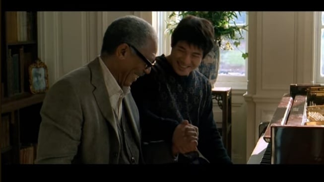 Jet Li dan Morgan Freeman dalam film Danny The Dog, bisa Anda saksikan pada Kamis (25/12/2025) malam ini pukul 23.00 WIB di Trans TV. [YouTube]