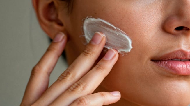5 Tinted Sunscreeen untuk Atasi Flek Hitam Membandel usia 50 Tahun ke Atas