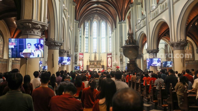 Umat Kristiani saat mengikuti Misa Pontifikal Natal di Gereja Katedral, Jakarta, Kamis (25/12/2025). [Suara.com/Alfian Winanto]