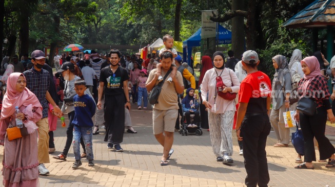 Wisatawan mengunjungi Taman Margasatwa Ragunan (TMR) di Jakarta, Kamis (25/12/2025). [Suara.com/Alfian Winanto]