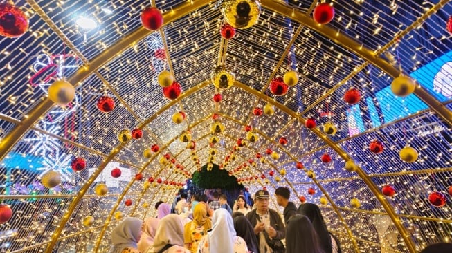 Pemandangan kawasan Bundaran HI yang bertransformasi menjadi lautan cahaya dalam perhelatan Jakarta Light Festival 2025, Kamis (25/12/2025). (Suara.com/ Dinda Pramesti K)