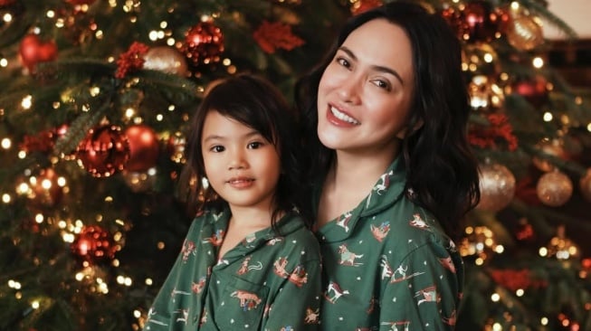 Shandy Aulia merayakan Natal bersama putrinya, Claire Herbowo. [Instagram]