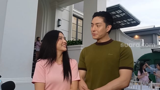 Sarwendah dan Giorgio Antonio merayakan Natal bersama di kediaman Sarwendah di kawasan Cipete, Jakarta Selatan, Kamis (25/12/2025). [Rena Pangesti/Suara.com]