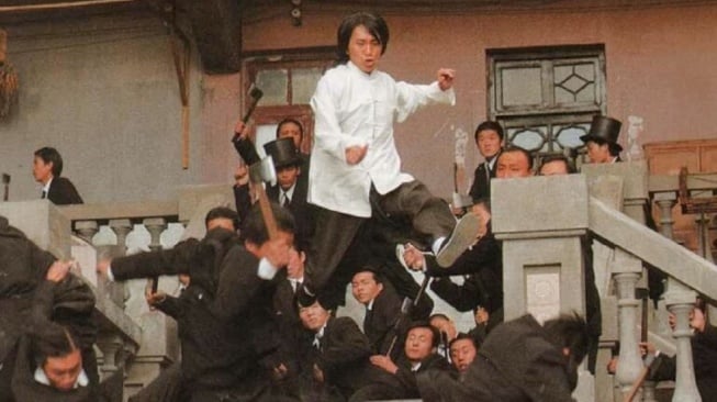 Kung Fu Hustle yang dibintangi Stephen Chow akan tayang pada Rabu (25/12/2025) malam ini pukul 21.00 WIB di Trans TV