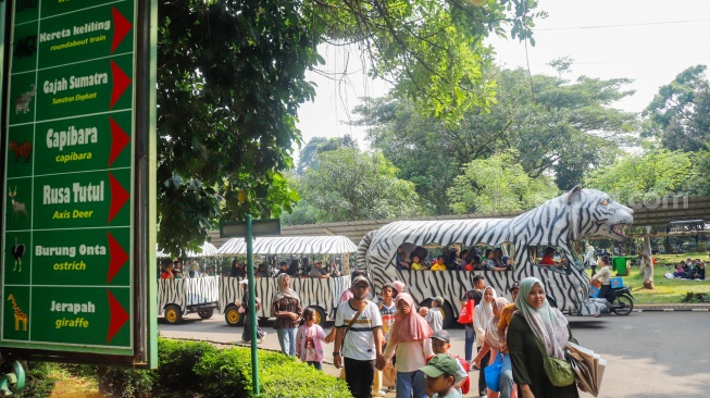 Wisatawan mengunjungi Taman Margasatwa Ragunan (TMR) di Jakarta, Kamis (25/12/2025). [Suara.com/Alfian Winanto]