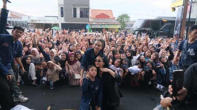 Film Alas Roban bersama para artisnya menggelar rodshow di Batang, Jawa Tengah. [Unlimited Production]