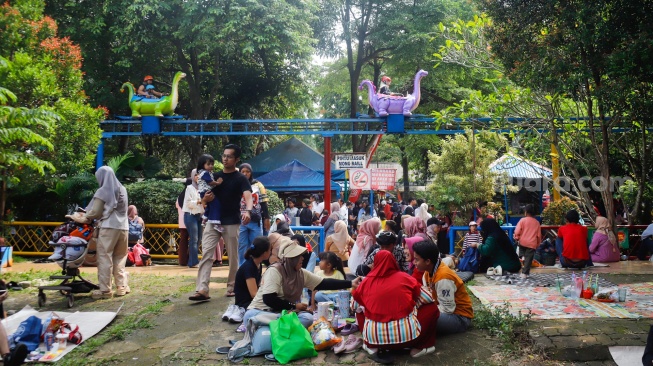 Wisatawan mengunjungi Taman Margasatwa Ragunan (TMR) di Jakarta, Kamis (25/12/2025). [Suara.com/Alfian Winanto]