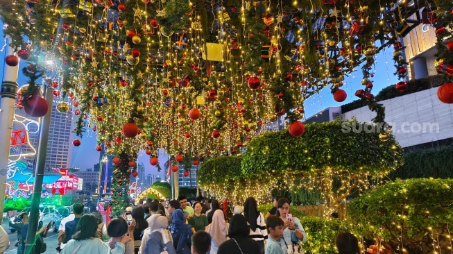 Pemandangan kawasan Bundaran HI yang bertransformasi menjadi lautan cahaya dalam perhelatan Jakarta Light Festival 2025, Kamis (25/12/2025). (Suara.com/ Dinda Pramesti K)
