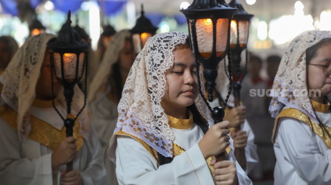 Umat Kristiani saat mengikuti Misa Pontifikal Natal di Gereja Katedral, Jakarta, Kamis (25/12/2025). [Suara.com/Alfian Winanto]