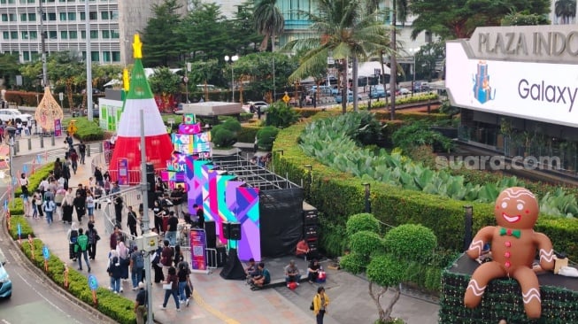 Pemandangan kawasan Bundaran HI yang bertransformasi menjadi lautan cahaya dalam perhelatan Jakarta Light Festival 2025, Kamis (25/12/2025). (Suara.com/ Dinda Pramesti K)