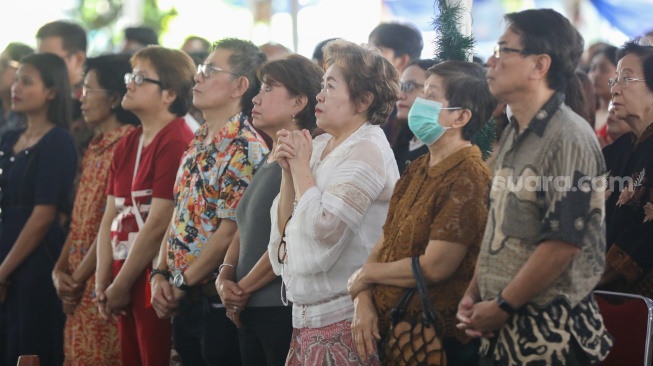 Umat Kristiani saat mengikuti Misa Pontifikal Natal di Gereja Katedral, Jakarta, Kamis (25/12/2025). [Suara.com/Alfian Winanto]