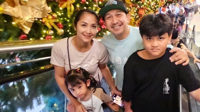 Augie Fantinus dan Adriana Bustami merayakan Natal bersama keluarga. [Instagram]