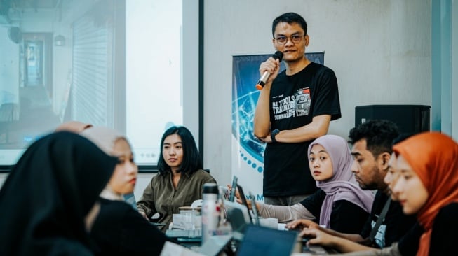 Trainer Google AI Tools for Journalist Adi Ginanjar Maulana dan Ria Rizki Nirmala Sari memaparkan materi dalam pelatihan "Google AI Tools for Journalist" pada 23&ndash;24 Desember 2025 di Kantor Ayo Media Network, Bandung, Jawa Barat. [Ayobandung.id]