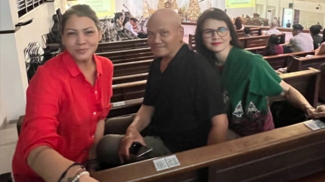 Kisah Toleransi di Keluarga Melanie Subono, Atur Jadwal Misa Demi Adrie Subono Salat Ashar